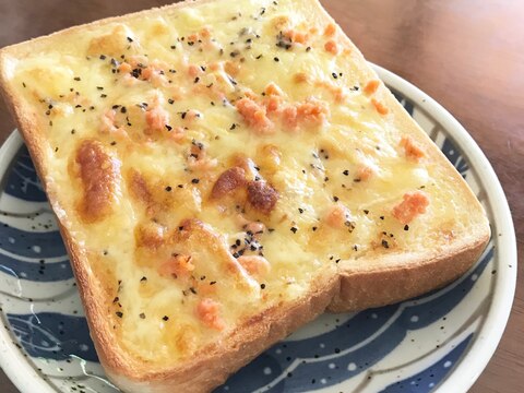 朝から食べ応えバッチリ☆鮭チーズトースト